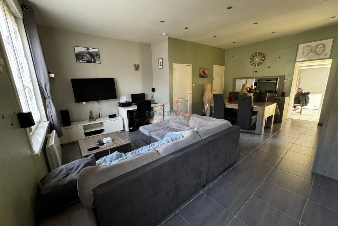 Maison semi-individuelle rénovée à Roeulx avec jardin et garage 