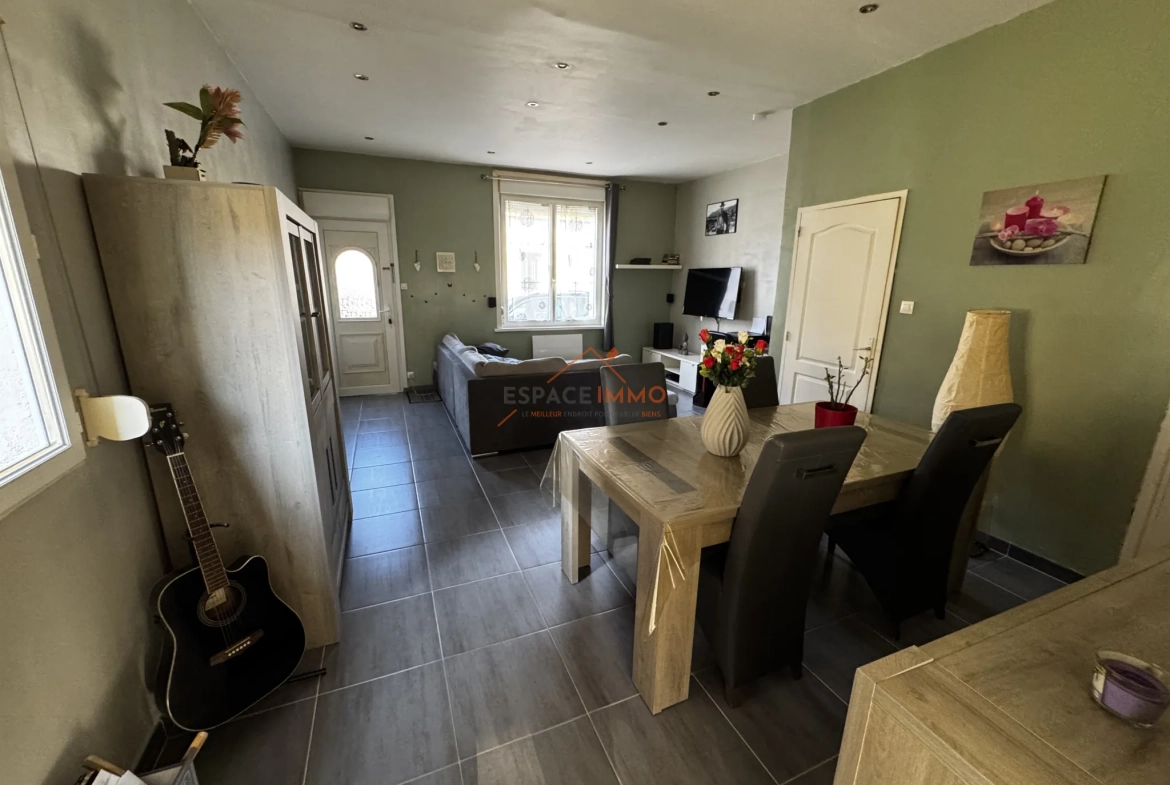 Maison semi-individuelle rénovée à Roeulx avec jardin et garage 
