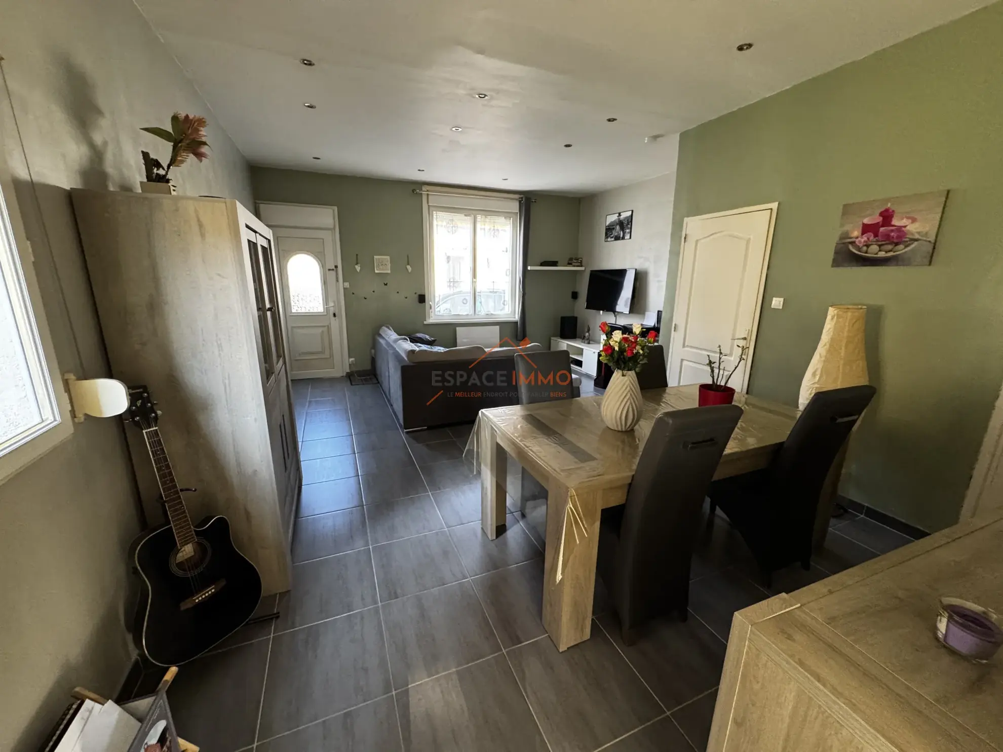 Maison semi-individuelle rénovée à Roeulx avec jardin et garage 