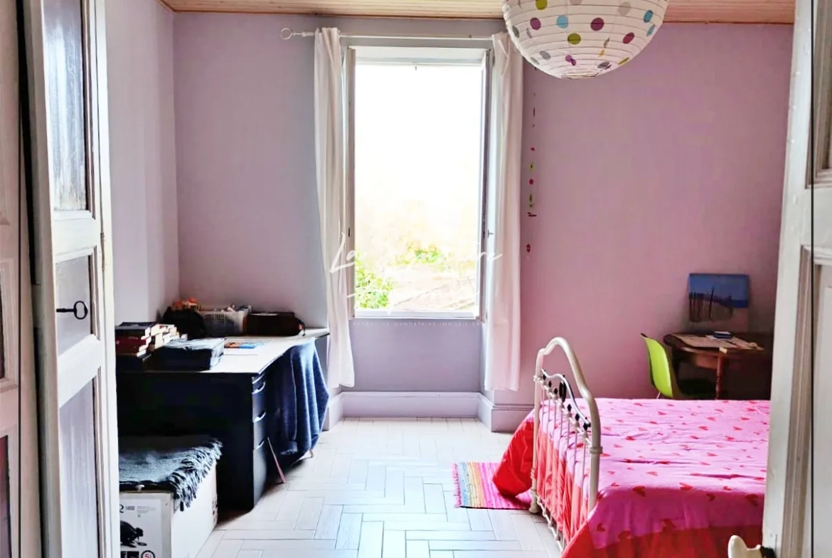 Belle maison en pierre de 253 m² avec terrain arboré de 3000 m² à Damazan 