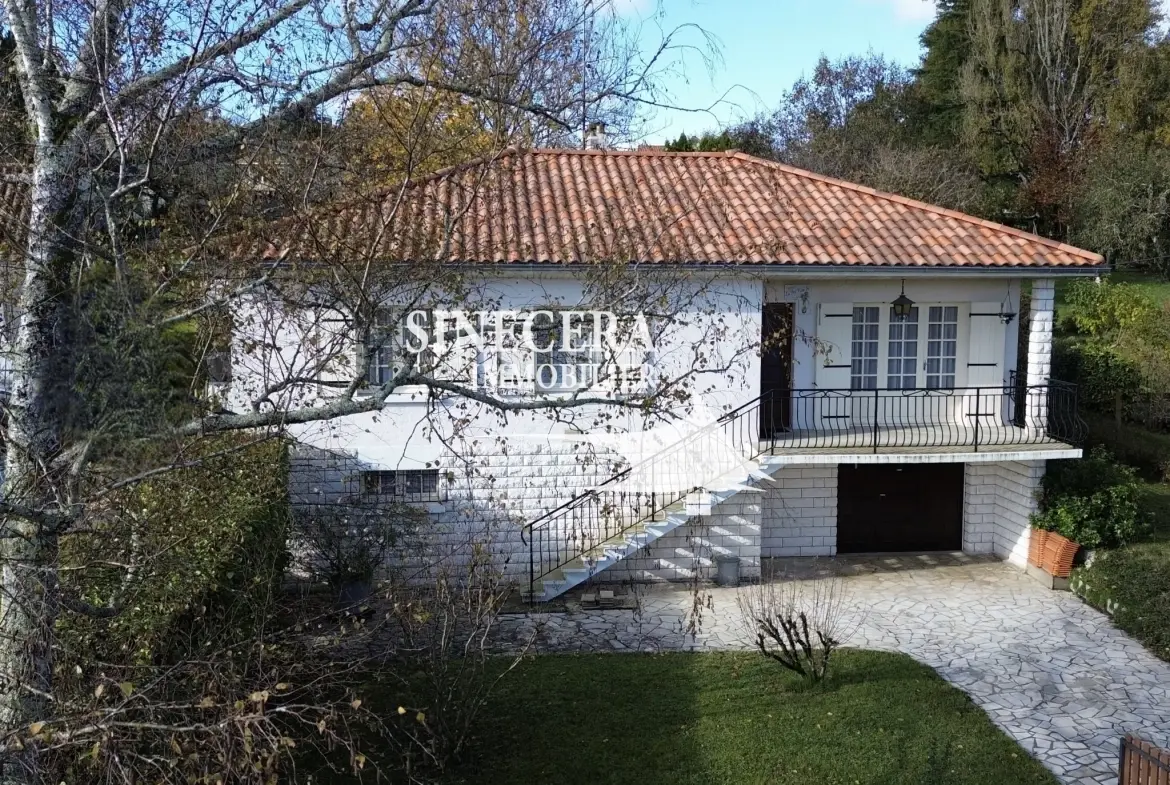 Charmante maison de 130m² à Ribérac avec dépendance et garage, secteur calme 