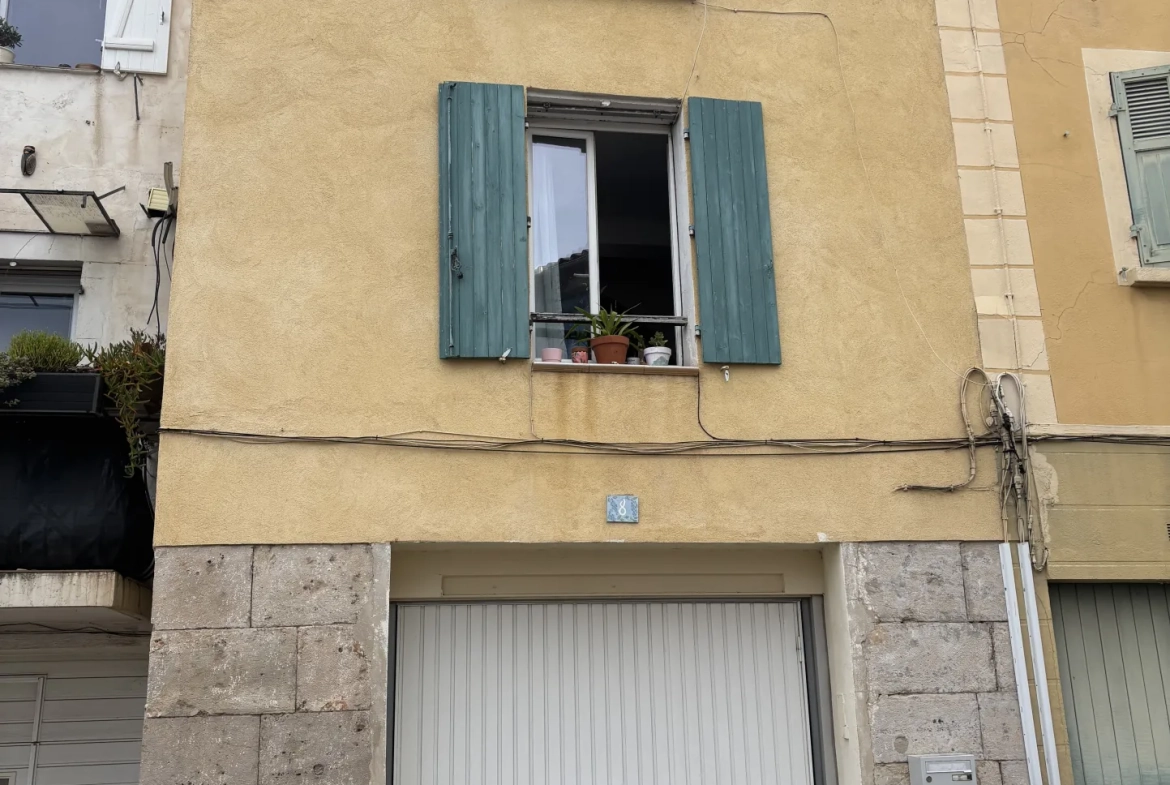 Immeuble résidentiel à vendre à Sollies Pont avec deux appartements loués 