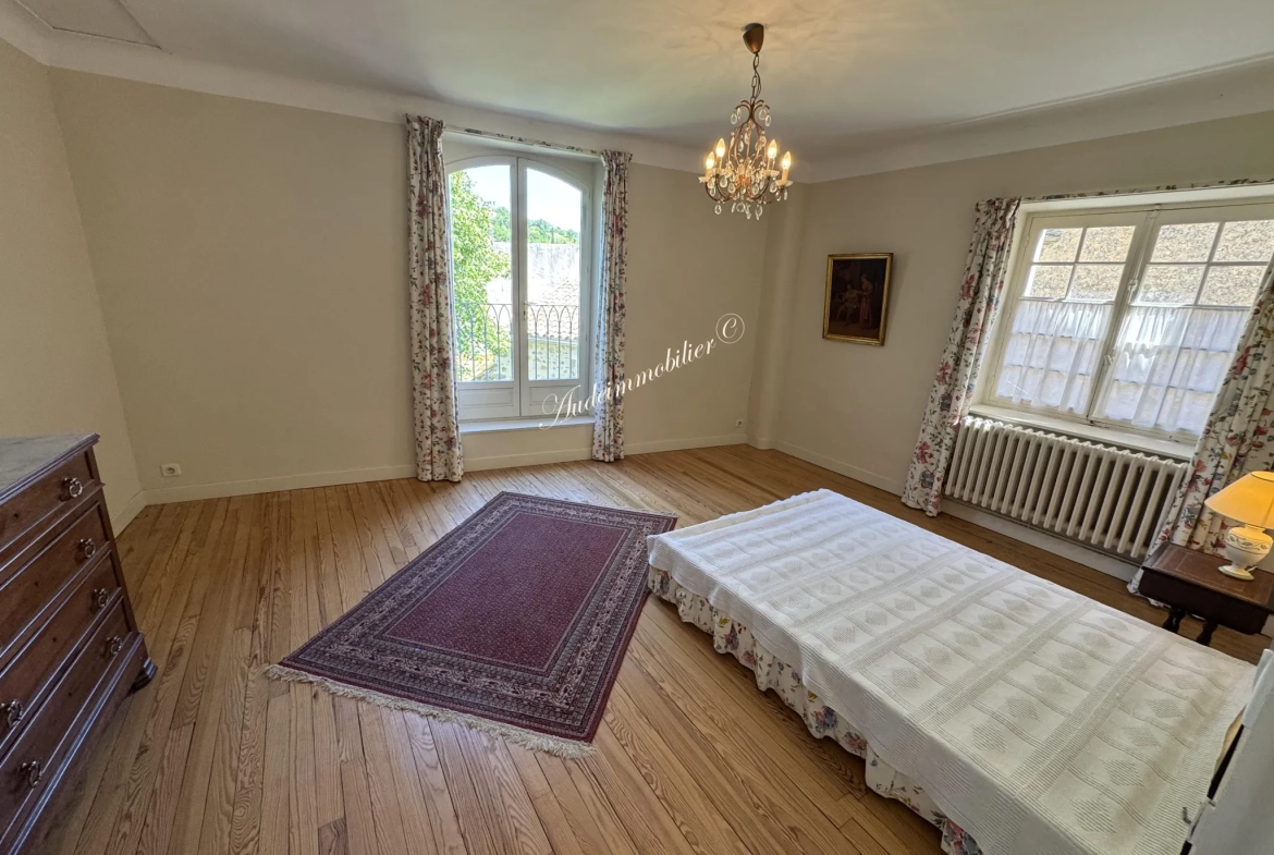 Charmante maison de village avec cour et balcon à Limoux 