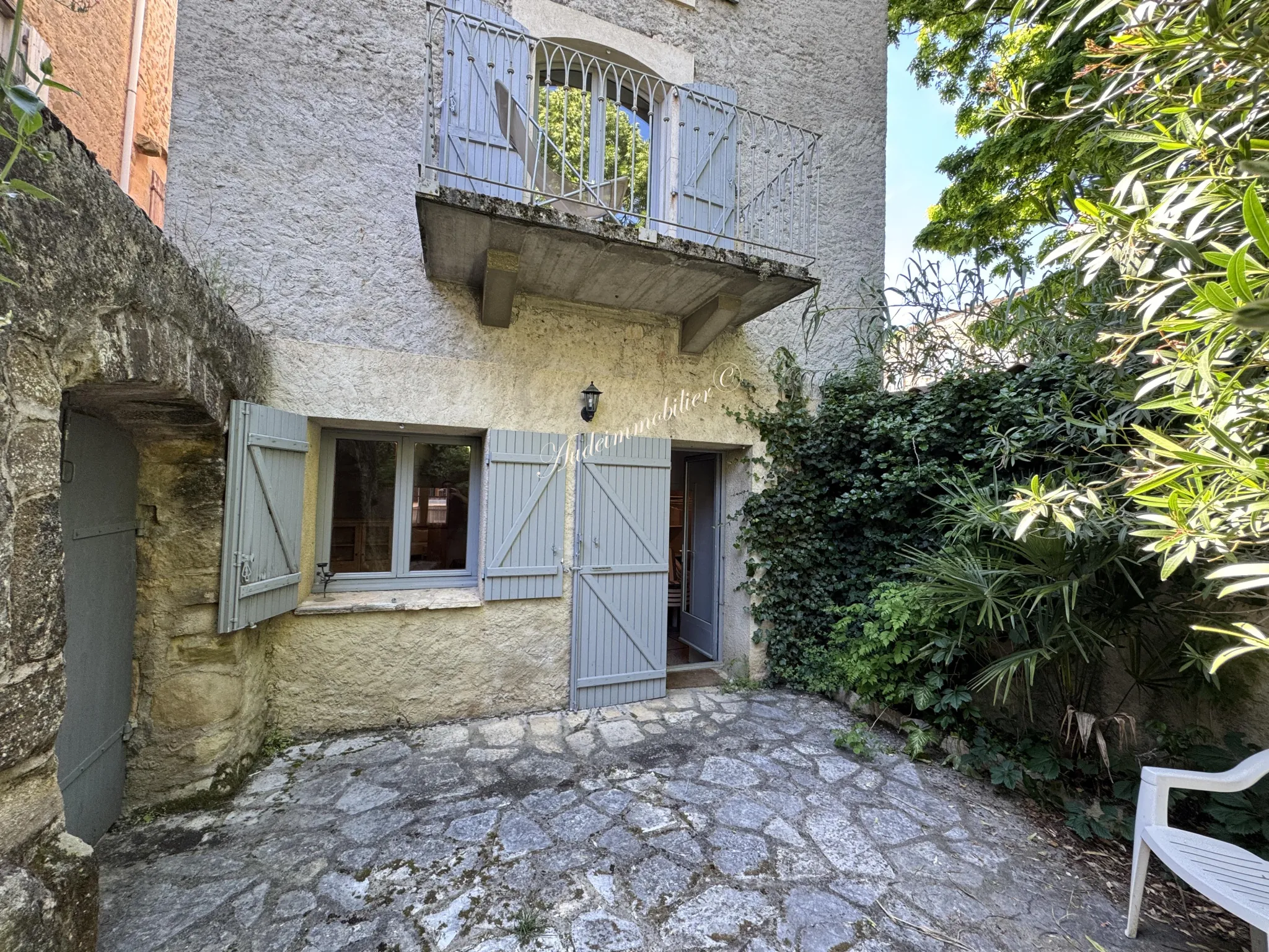 Charmante maison de village avec cour et balcon à Limoux 