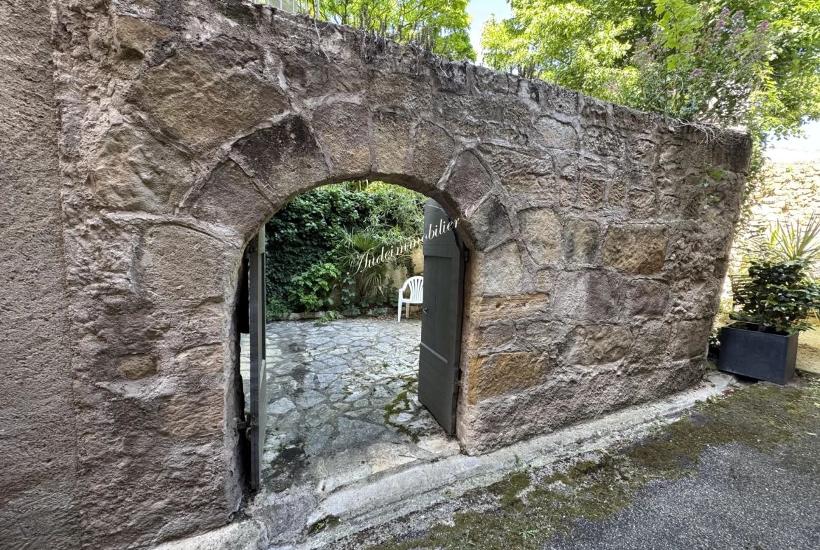 Charmante maison de village avec cour et balcon à Limoux 