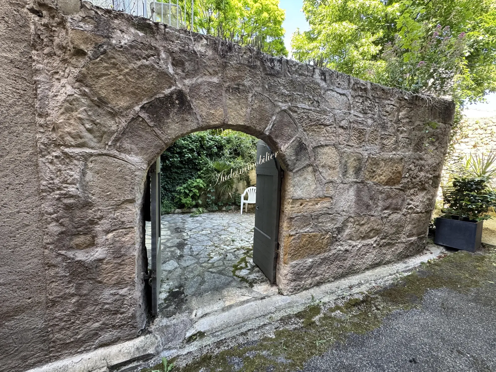 Charmante maison de village avec cour et balcon à Limoux 