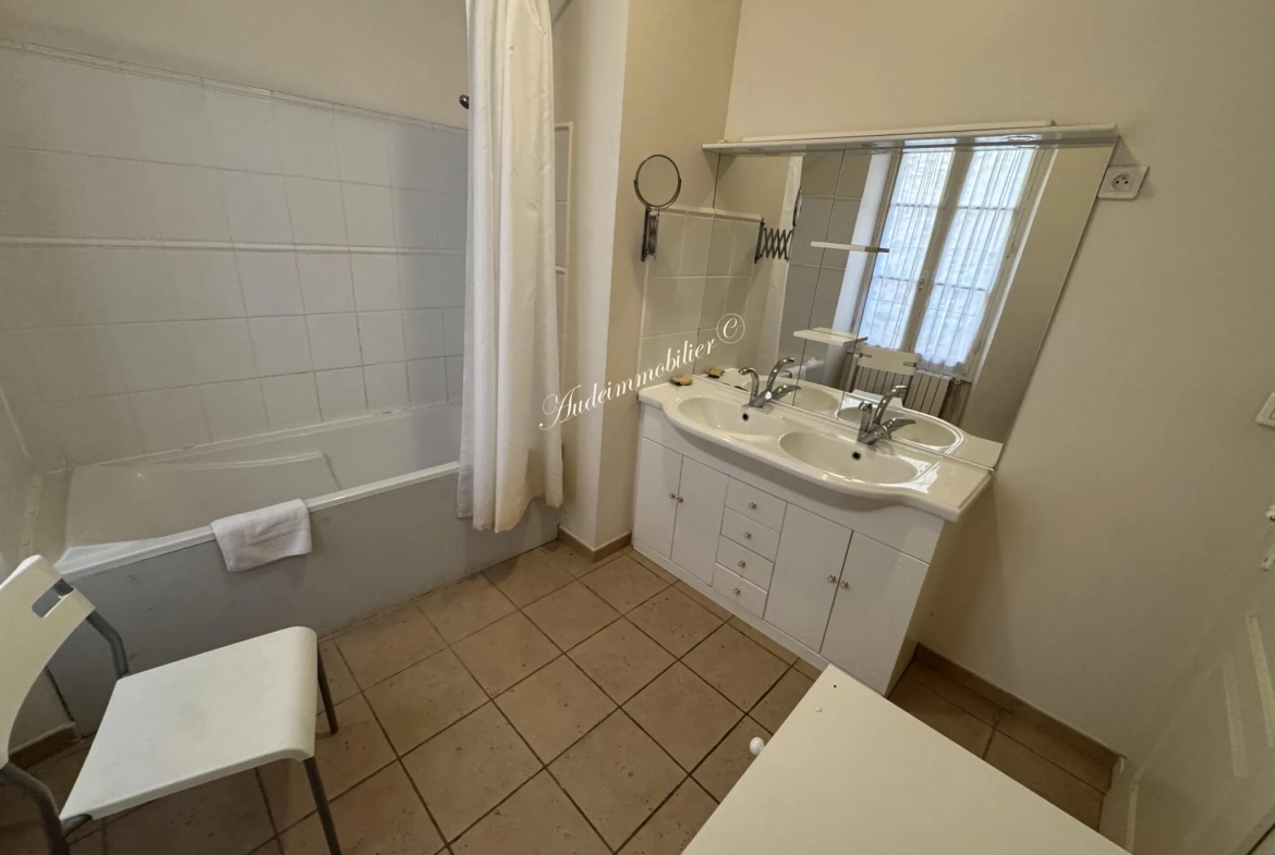 Charmante maison de village avec cour et balcon à Limoux 