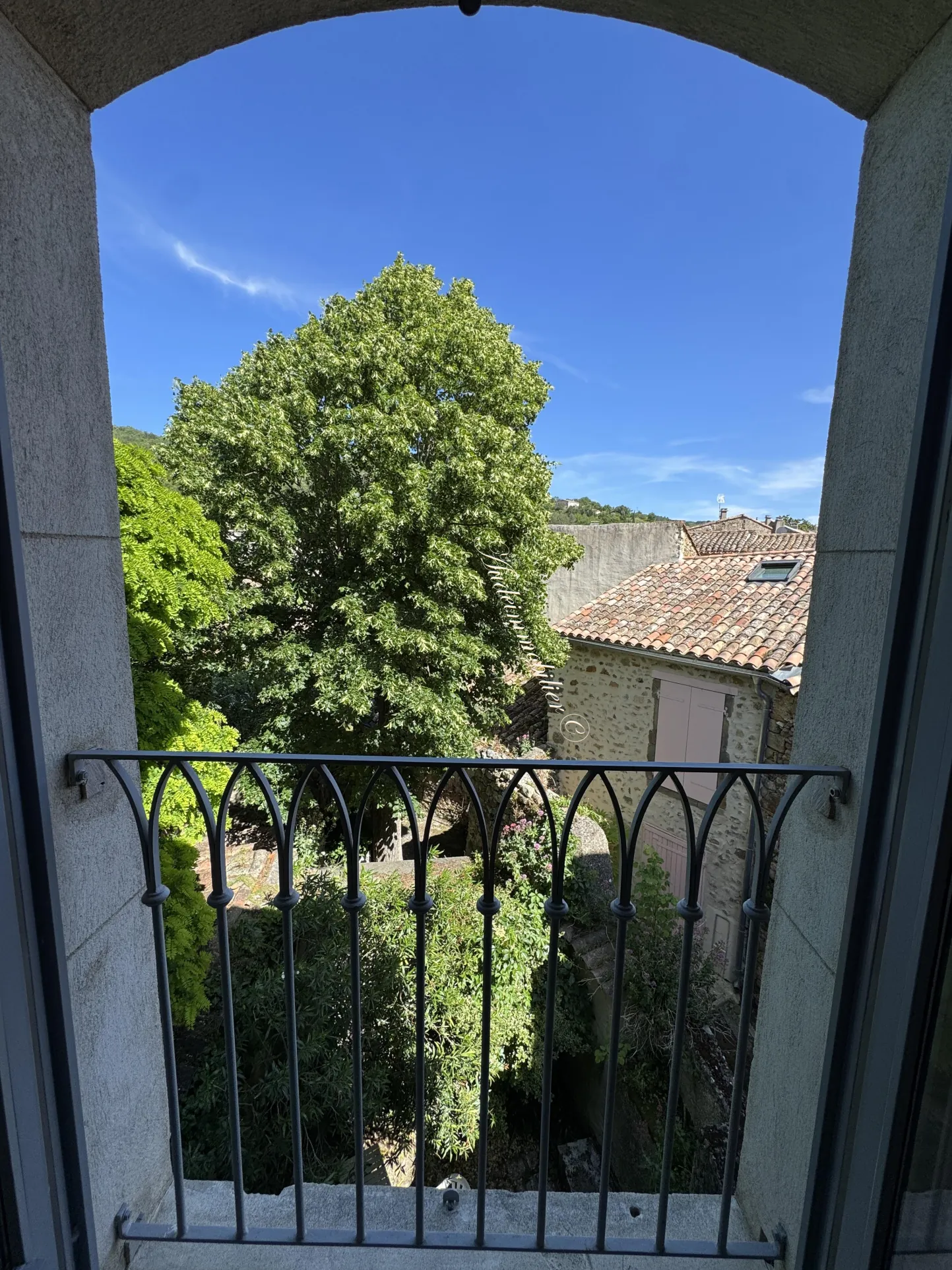 Charmante maison de village avec cour et balcon à Limoux 