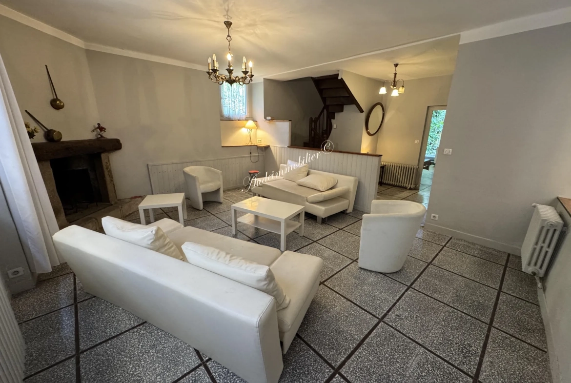Charmante maison de village avec cour et balcon à Limoux 