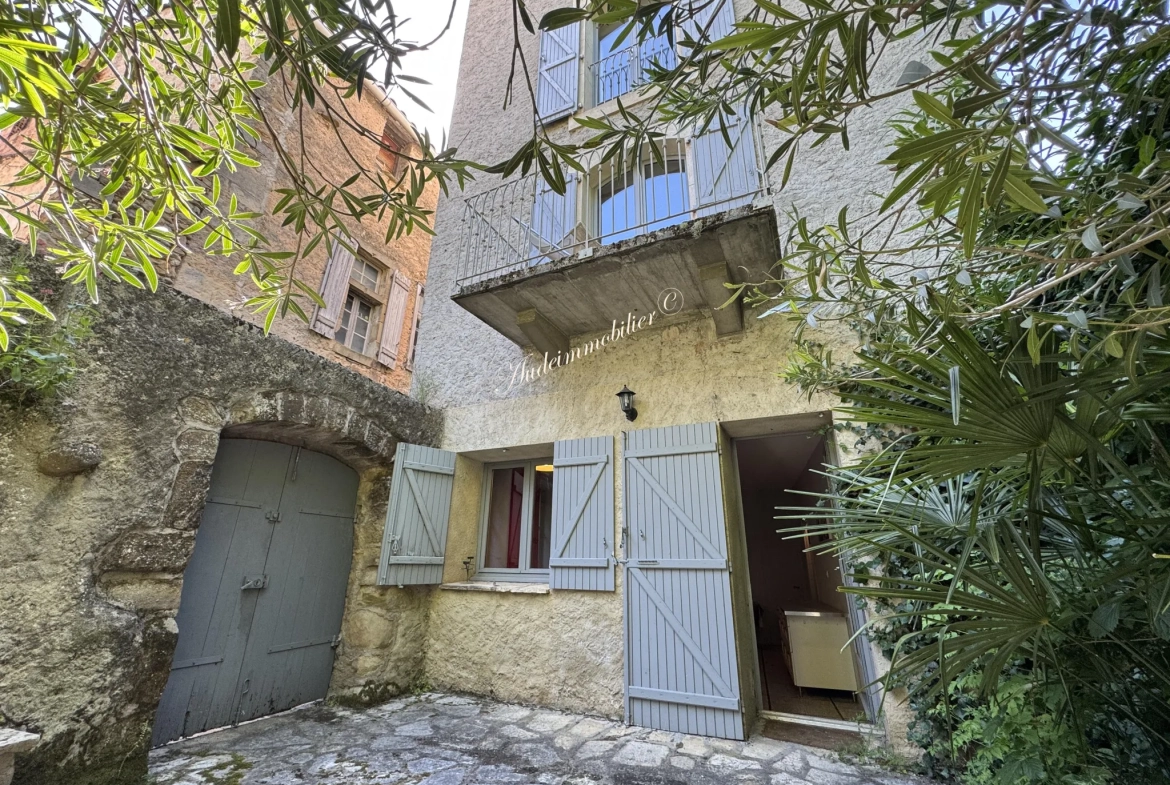 Charmante maison de village avec cour et balcon à Limoux 