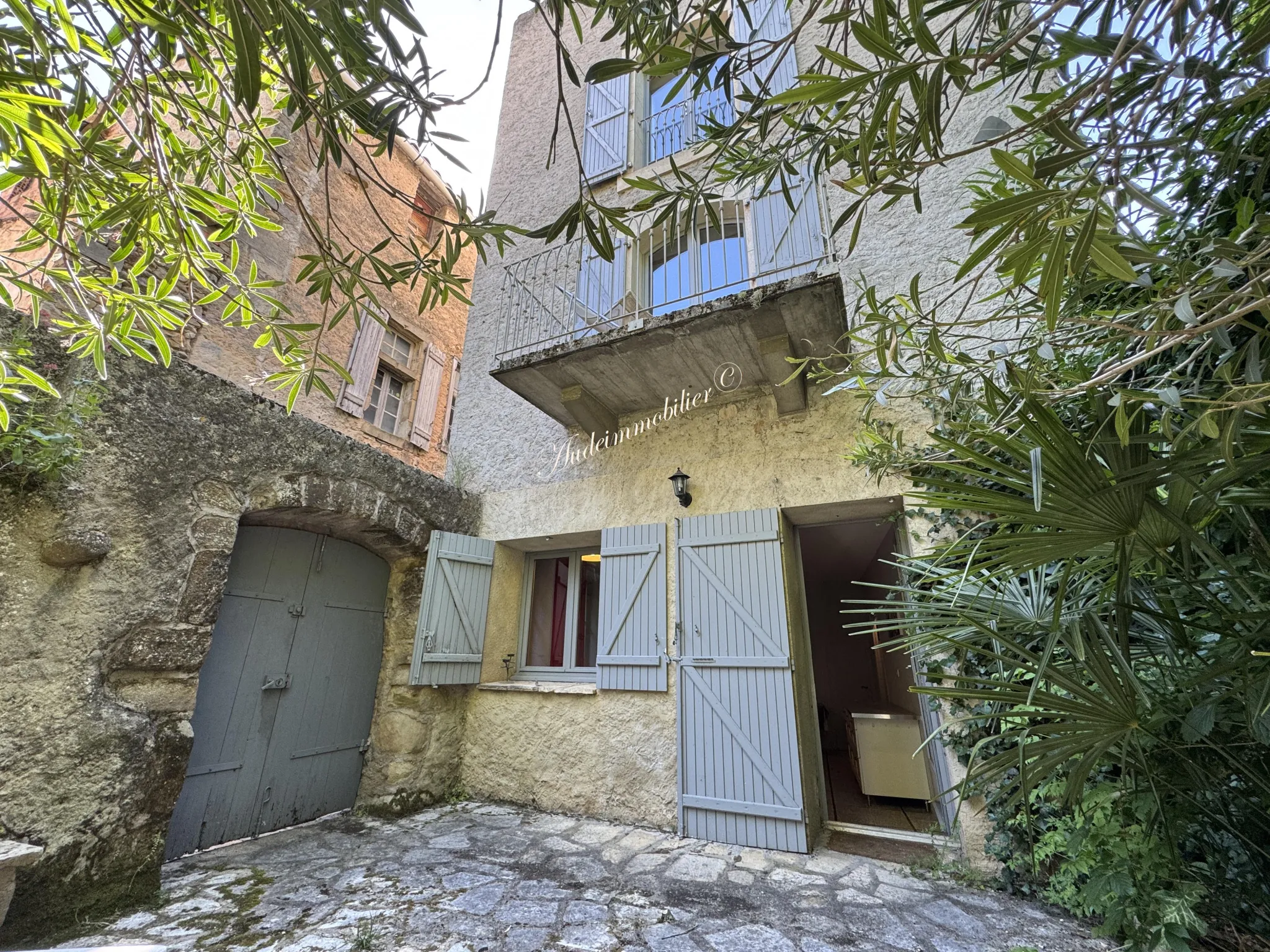 Charmante maison de village avec cour et balcon à Limoux 