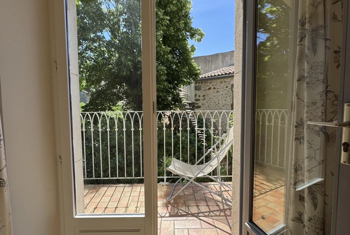 Charmante maison de village avec cour et balcon à Limoux 