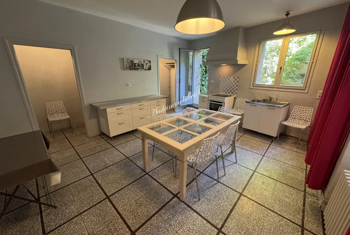 Charmante maison de village avec cour et balcon à Limoux 