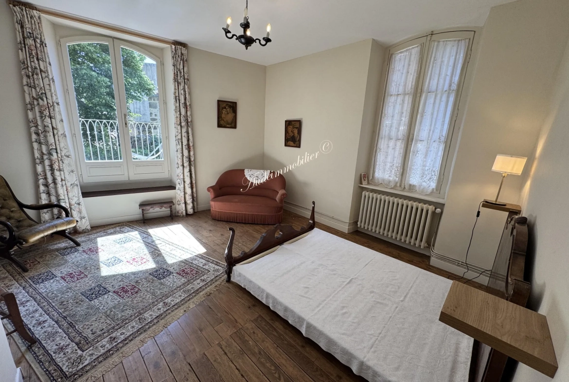 Charmante maison de village avec cour et balcon à Limoux 