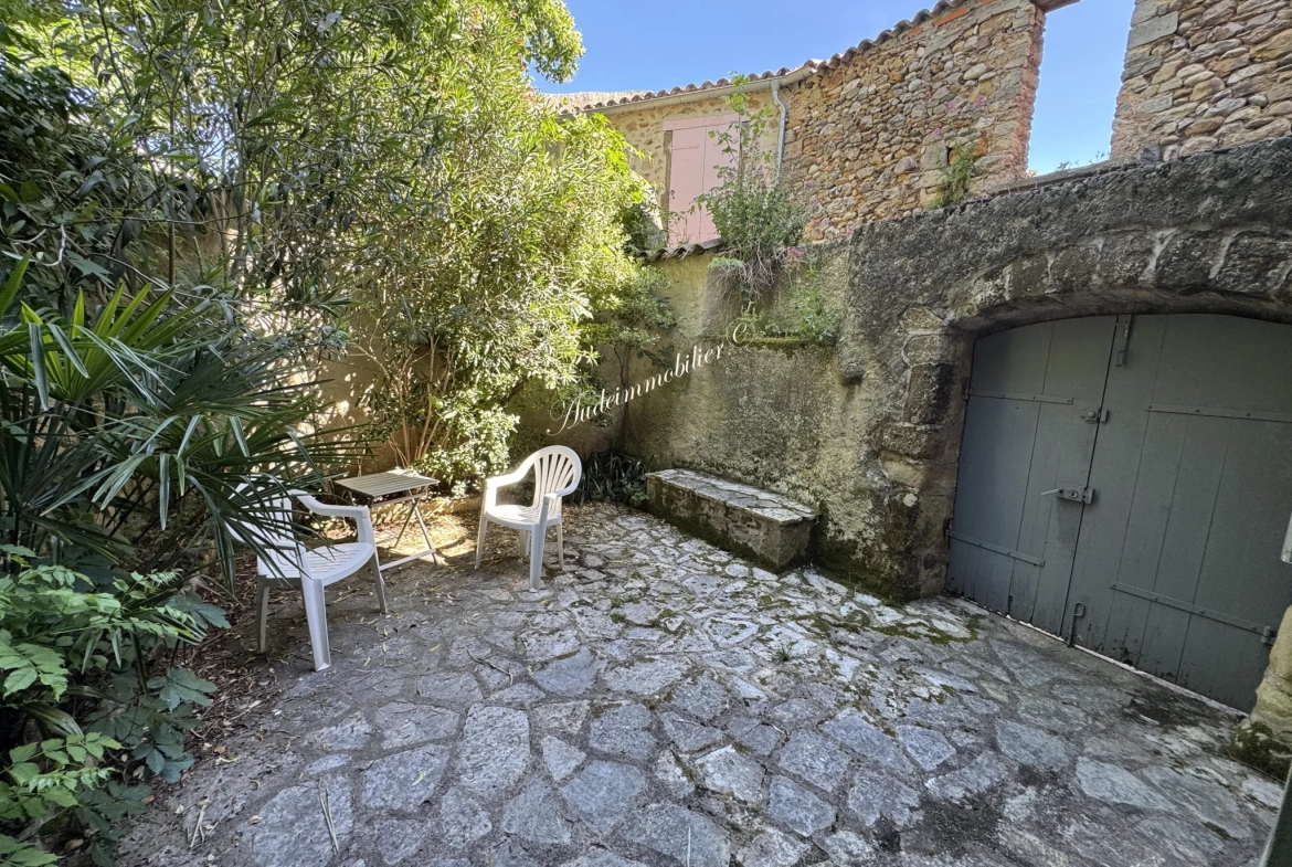 Charmante maison de village avec cour et balcon à Limoux 