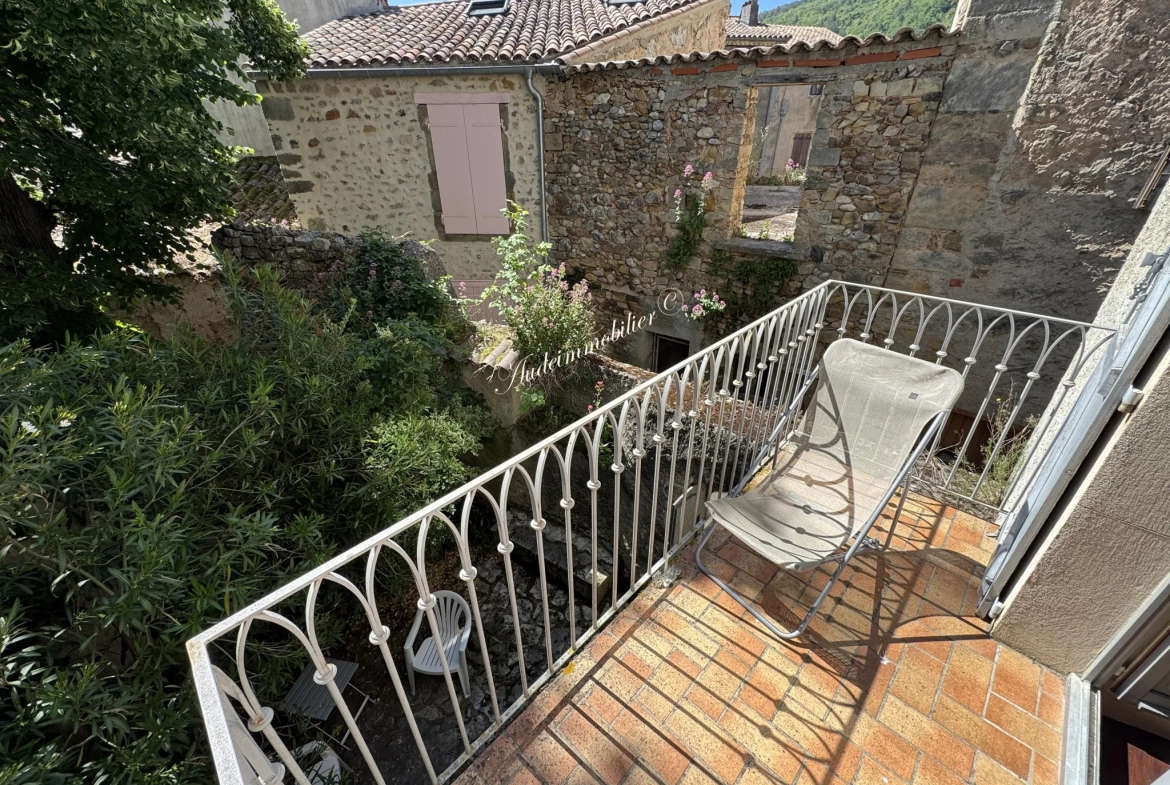 Charmante maison de village avec cour et balcon à Limoux 