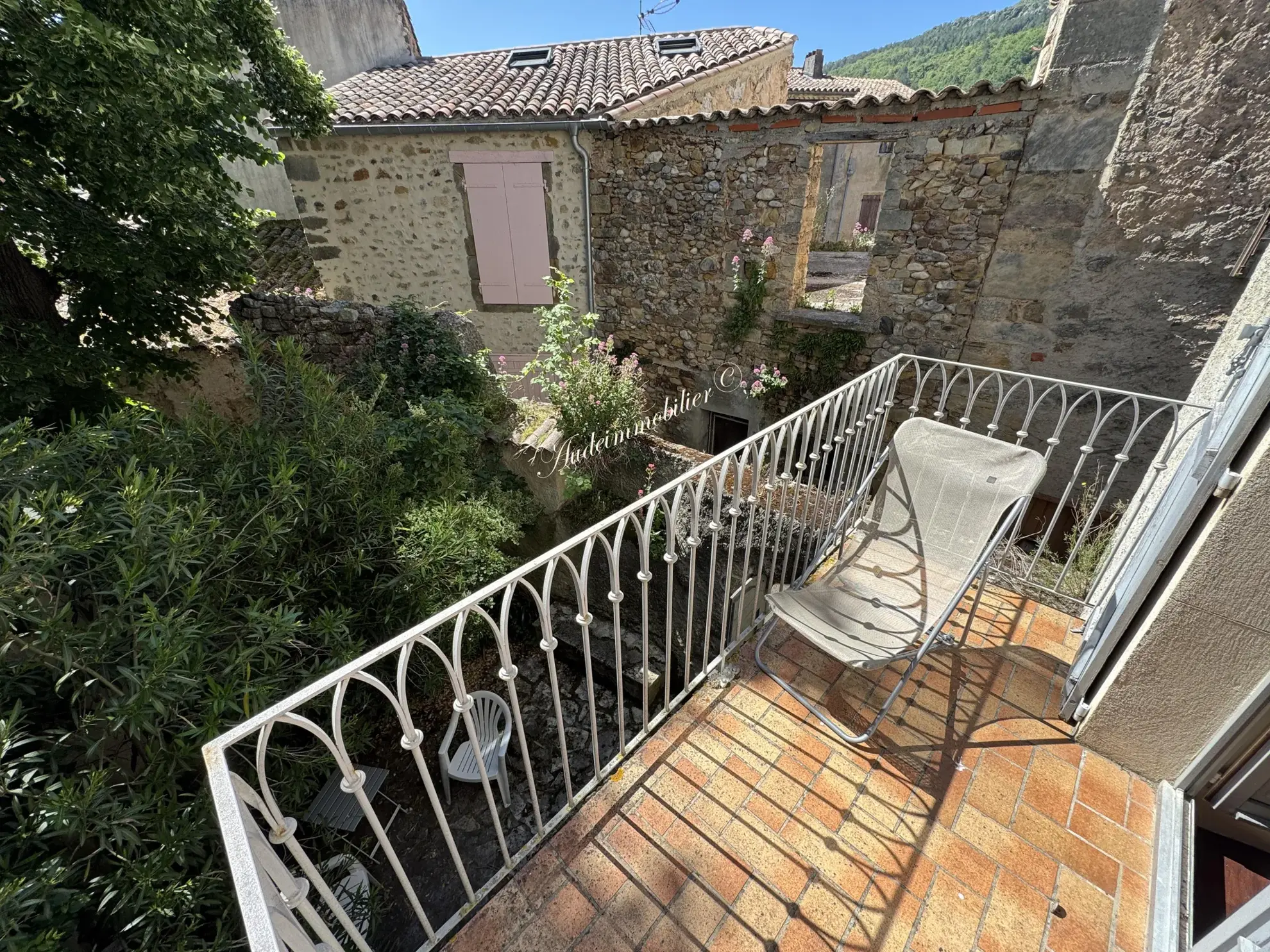 Charmante maison de village avec cour et balcon à Limoux 