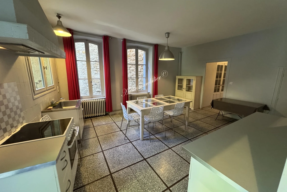 Charmante maison de village avec cour et balcon à Limoux 