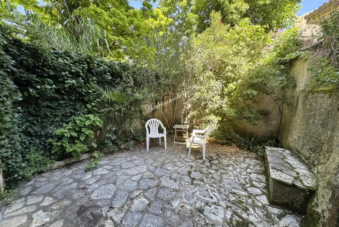 Charmante maison de village avec cour et balcon à Limoux 