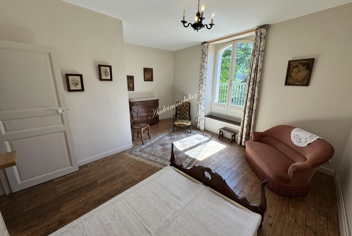 Charmante maison de village avec cour et balcon à Limoux 