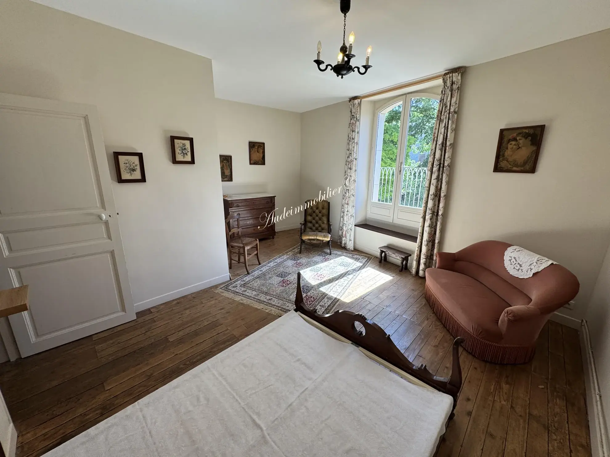Charmante maison de village avec cour et balcon à Limoux 