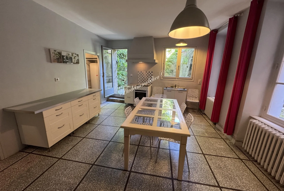 Charmante maison de village avec cour et balcon à Limoux 