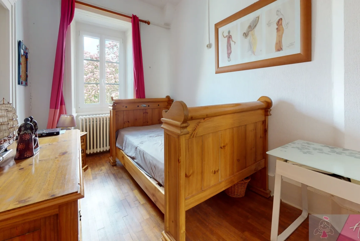 Spacieux appartement avec jardin et dépendances à Gray 