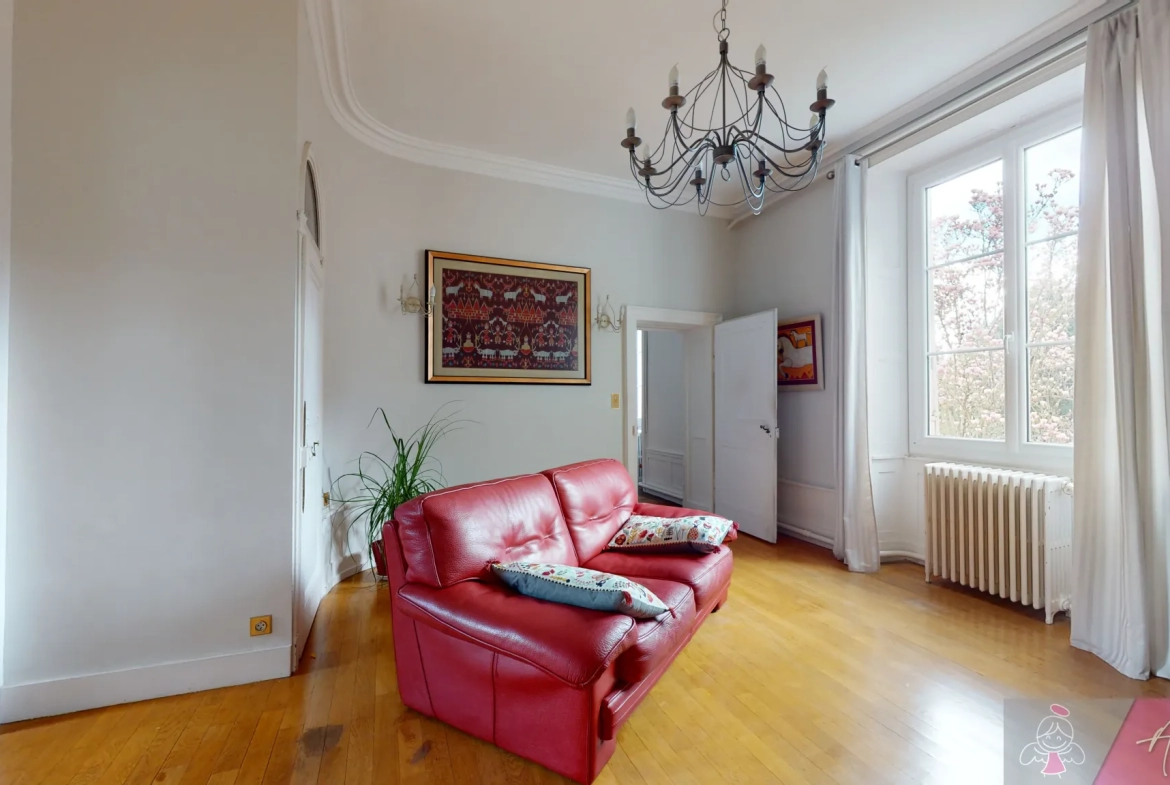 Spacieux appartement avec jardin et dépendances à Gray 