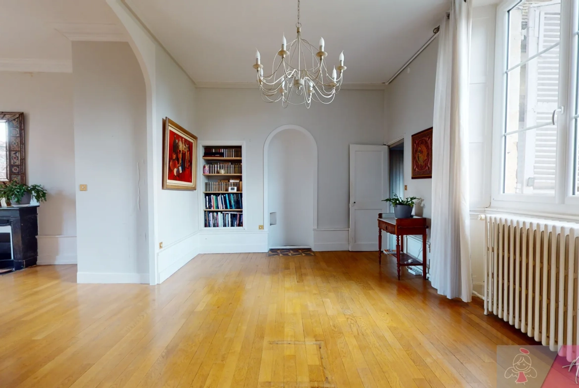 Spacieux appartement avec jardin et dépendances à Gray 