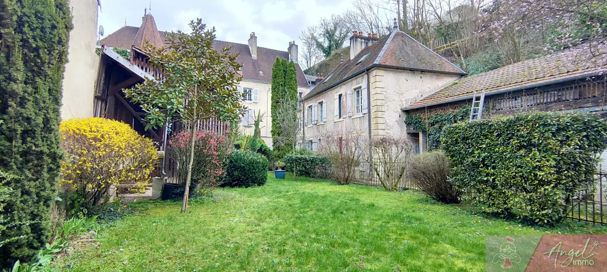 Spacieux appartement avec jardin et dépendances à Gray 