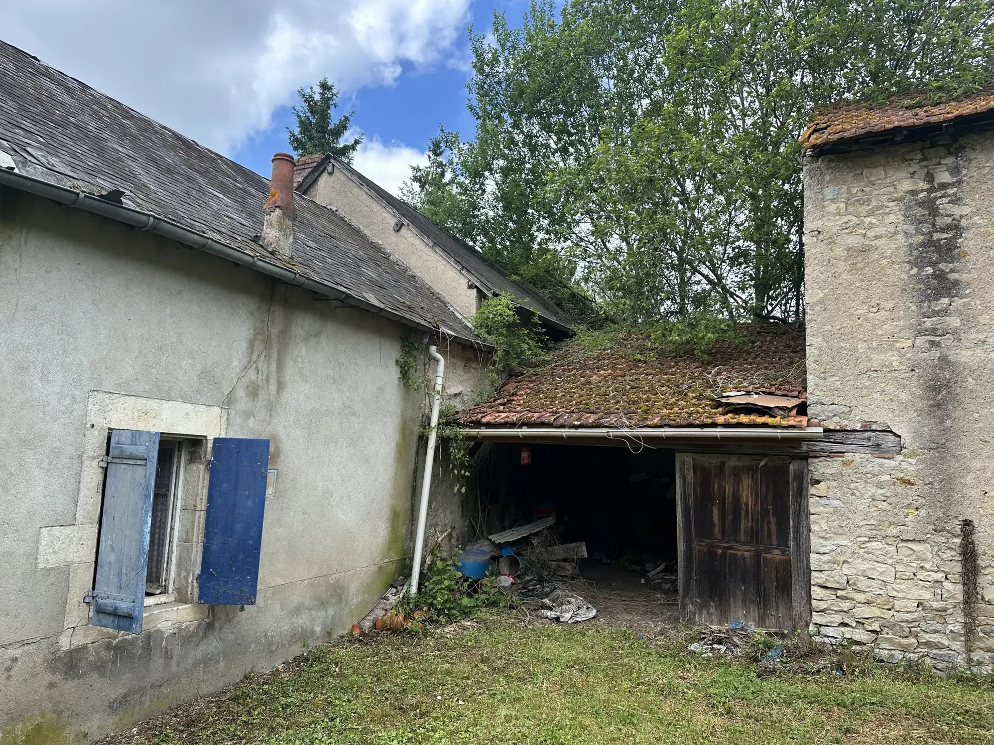 Terrain constructible à vendre à St Légier des Vignes avec maison à rénover 