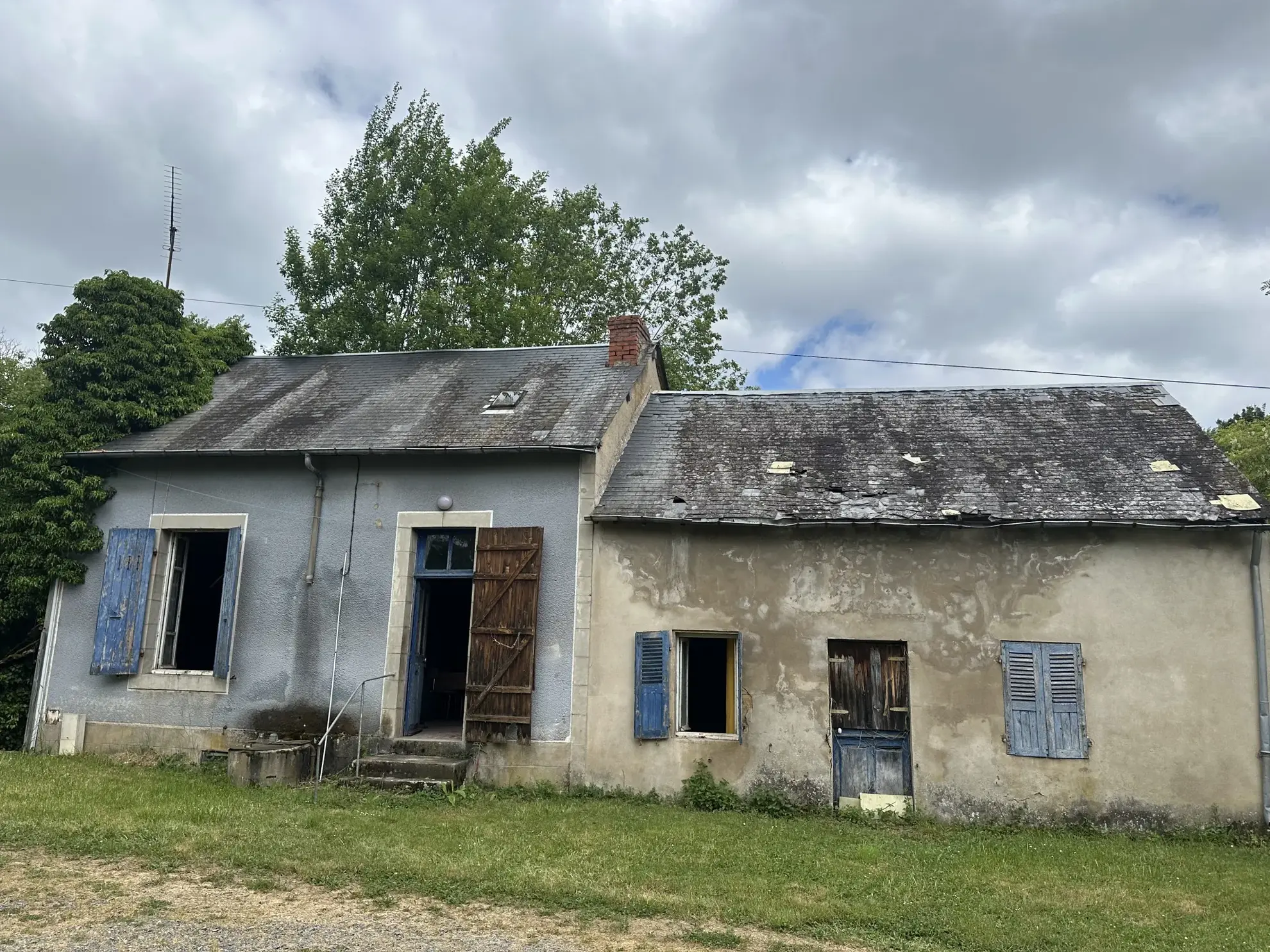 Terrain constructible à vendre à St Légier des Vignes avec maison à rénover 