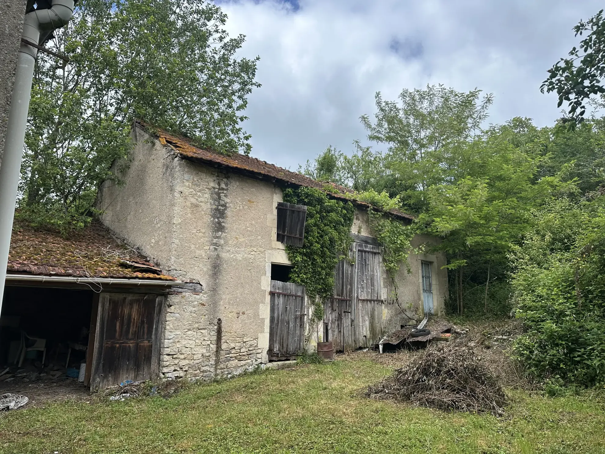 Terrain constructible à vendre à St Légier des Vignes avec maison à rénover 