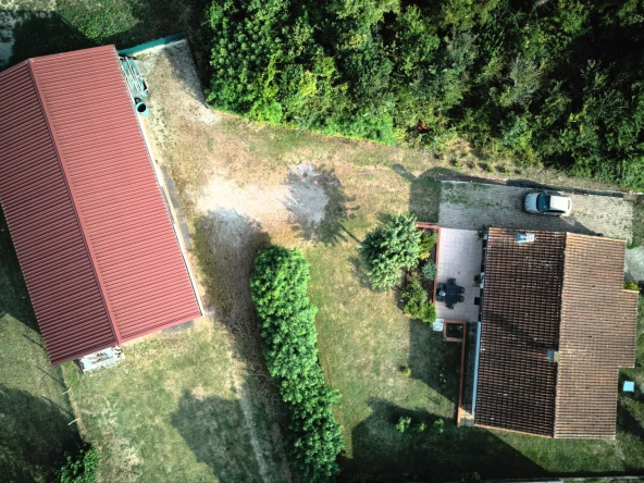 Ensemble maison et local d'activité à Grazac, idéal pour habitation ou usage professionnel