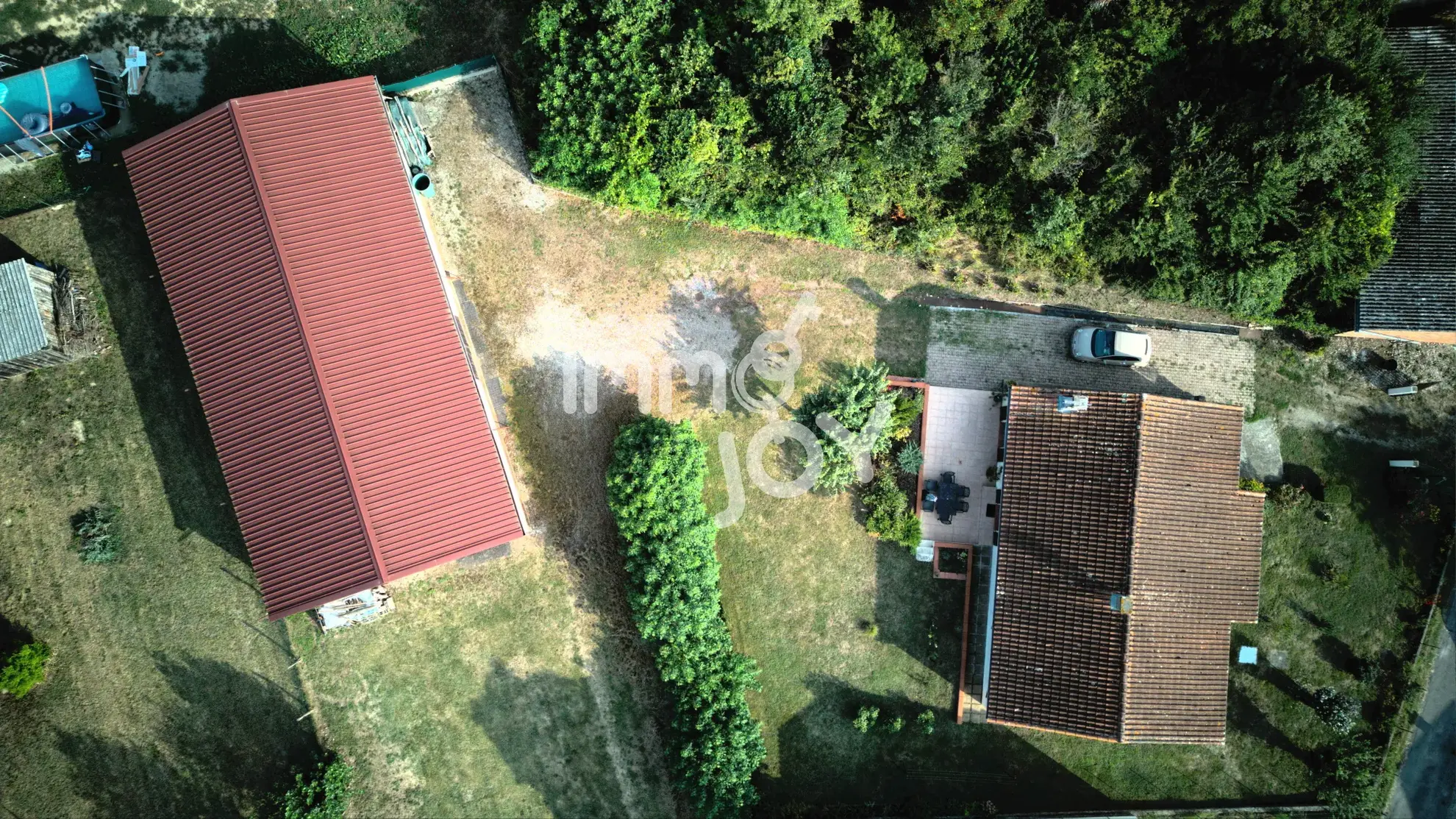 Ensemble immobilier à Grazac avec maison de plain-pied et local d'activités 