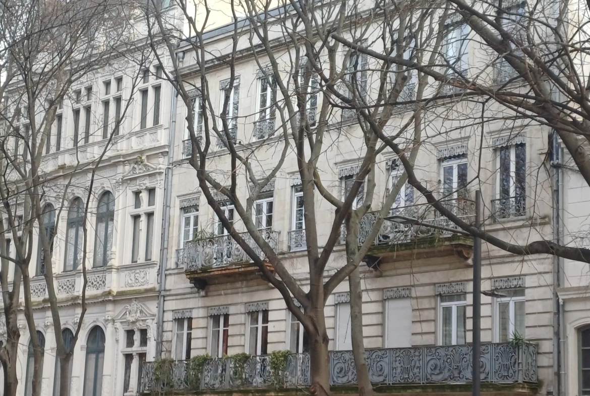 Appartement de caractère de 102 m² à Nîmes Gambetta avec cave et faibles charges 