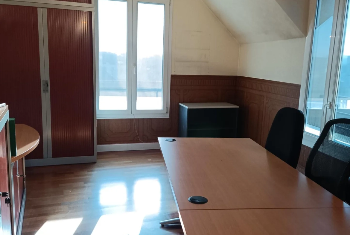 Local professionnel de 53 m² en centre-ville de Vierzon avec parking et ascenseur 