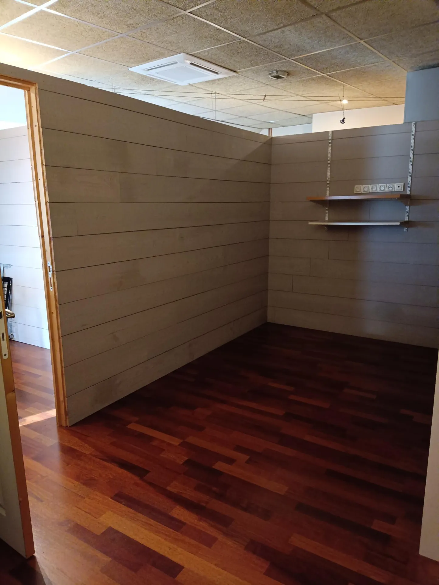 Local professionnel de 53 m² en centre-ville de Vierzon avec parking et ascenseur 