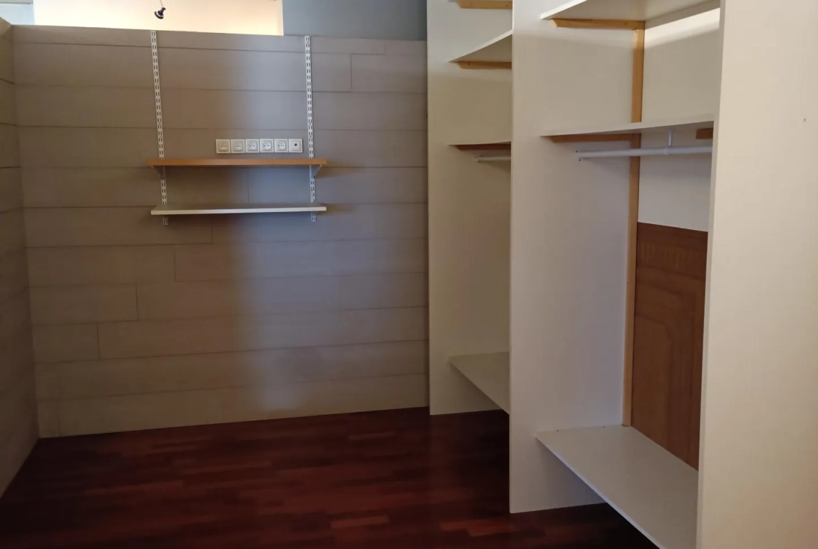 Local professionnel de 53 m² en centre-ville de Vierzon avec parking et ascenseur 
