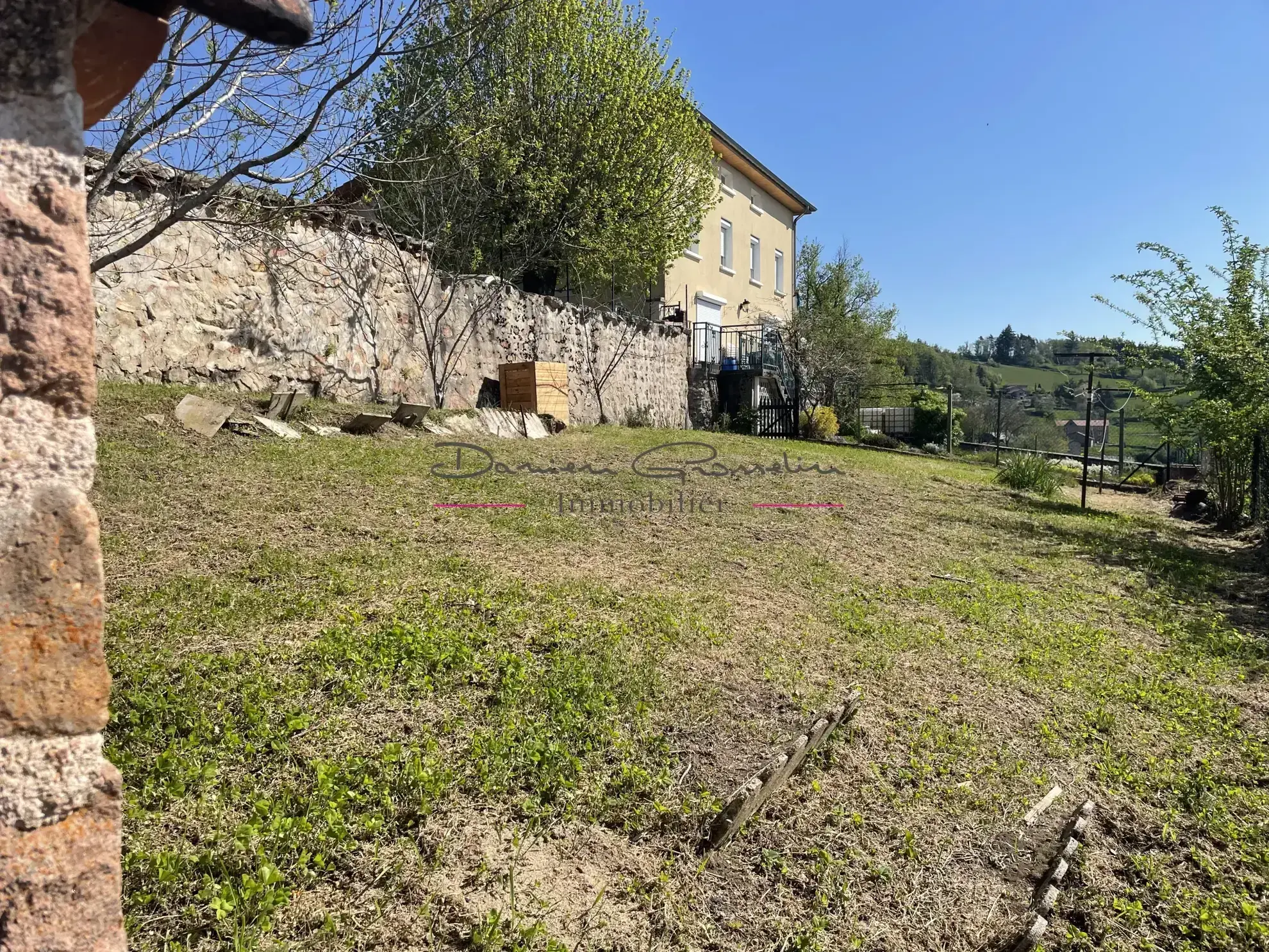 Maison de village à Thizy avec jardin et garage - Opportunité à rénover 