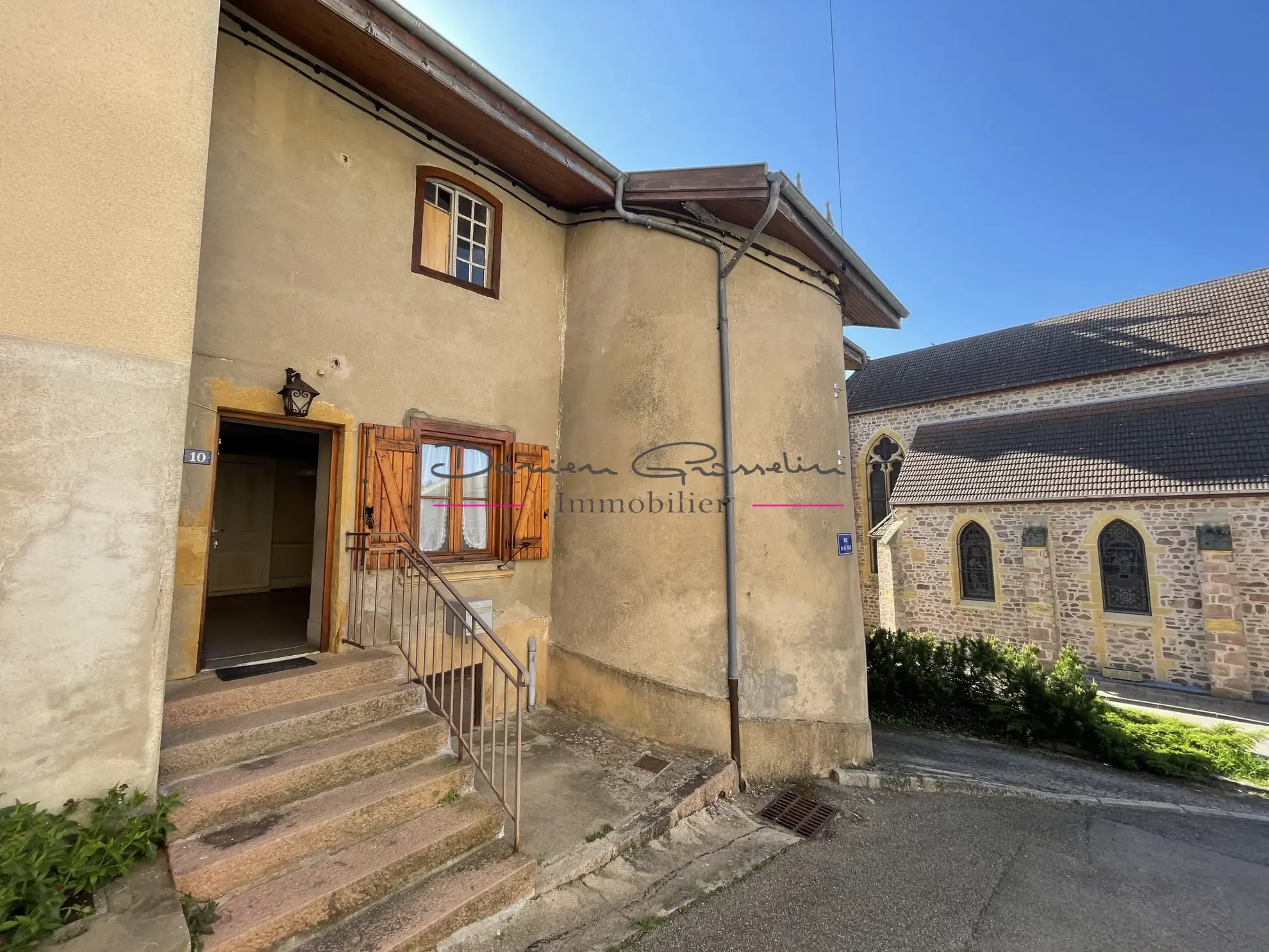 Maison de village à Thizy avec jardin et garage - Opportunité à rénover 