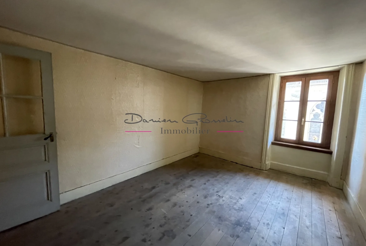 Maison de village à Thizy avec jardin et garage - Opportunité à rénover 