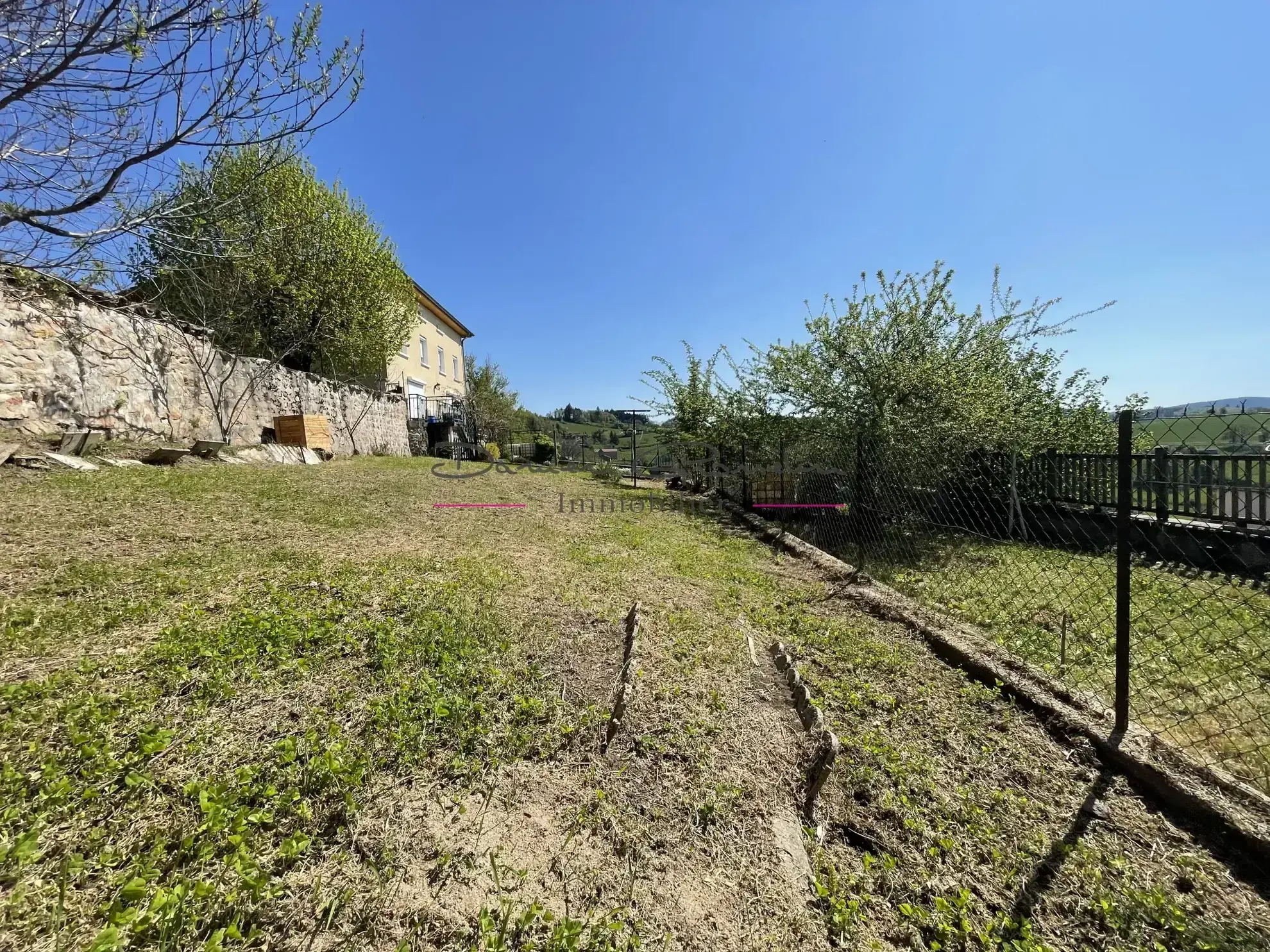 Maison de village à Thizy avec jardin et garage - Opportunité à rénover 