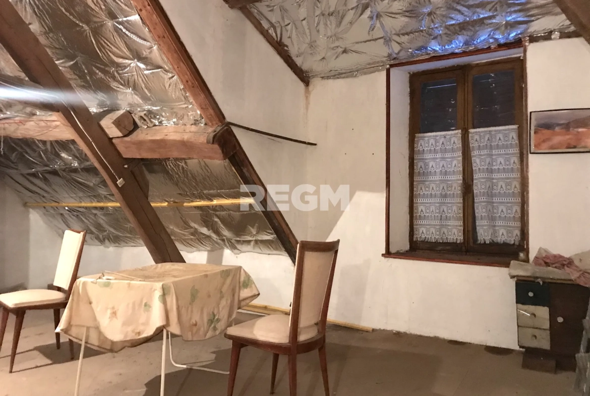 Maison ancienne à vendre à Milly-la-Forêt, proche du marché, avec cour et grenier aménageable 