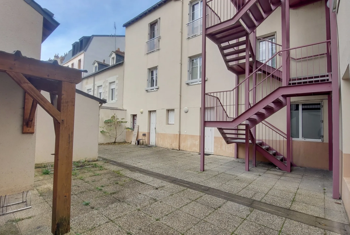 Appartement T2 loué de 29,5 m² à Nantes quartier République avec cour 
