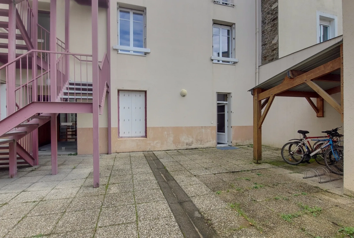 Appartement T2 loué de 29,5 m² à Nantes quartier République avec cour 