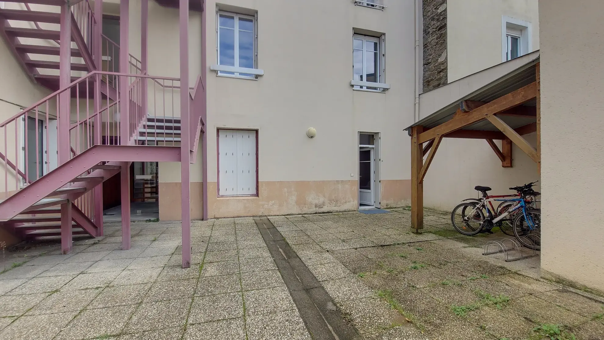 Appartement T2 loué de 29,5 m² à Nantes quartier République avec cour 