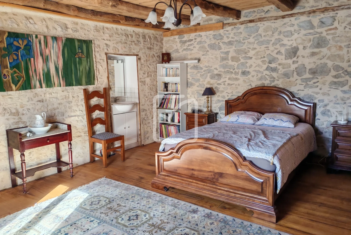 Belle maison de village rénovée avec terrasse en Dordogne 