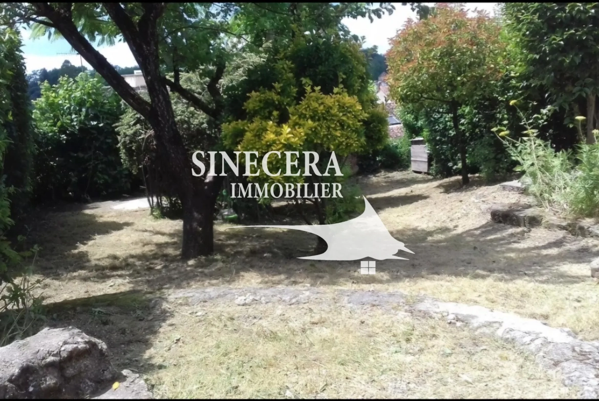 Maison de ville de 90m² à Ribérac avec jardin et commodités proches 