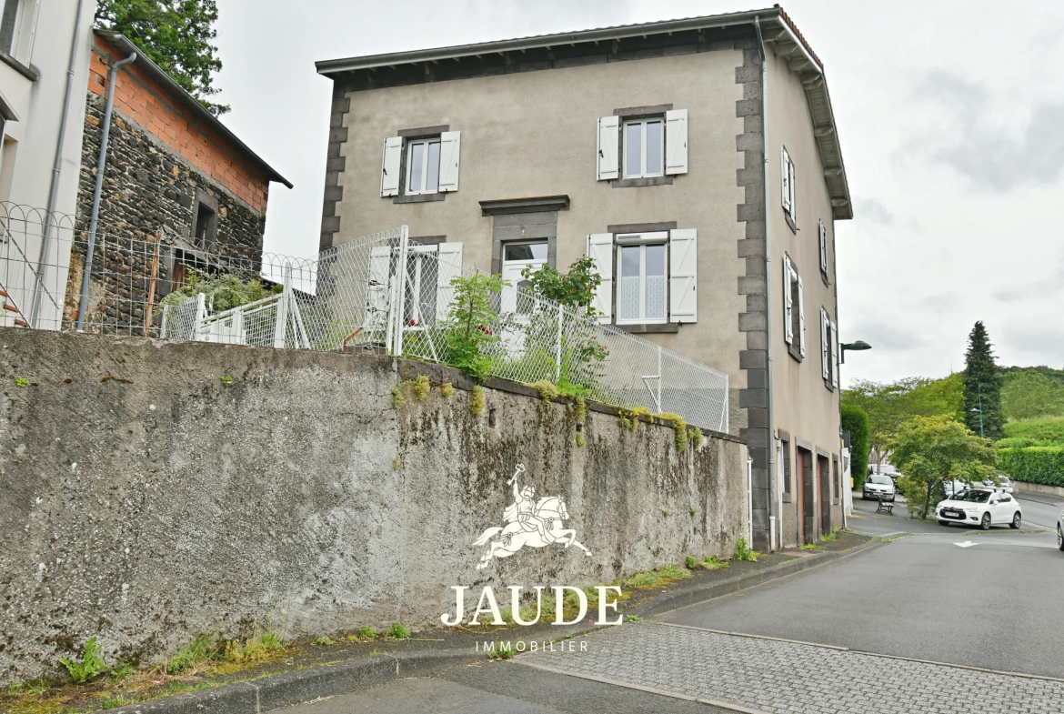 Maison de caractère rénovée à Durtol de 156 m² avec dépendances 